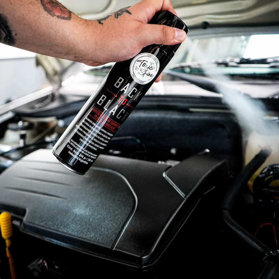 AEROSOL REVITALIZADOR SPUERFICIES PLASTICAS PARA AUTO. ACABADO BRILLANTE LARGA DURACION 390ml.