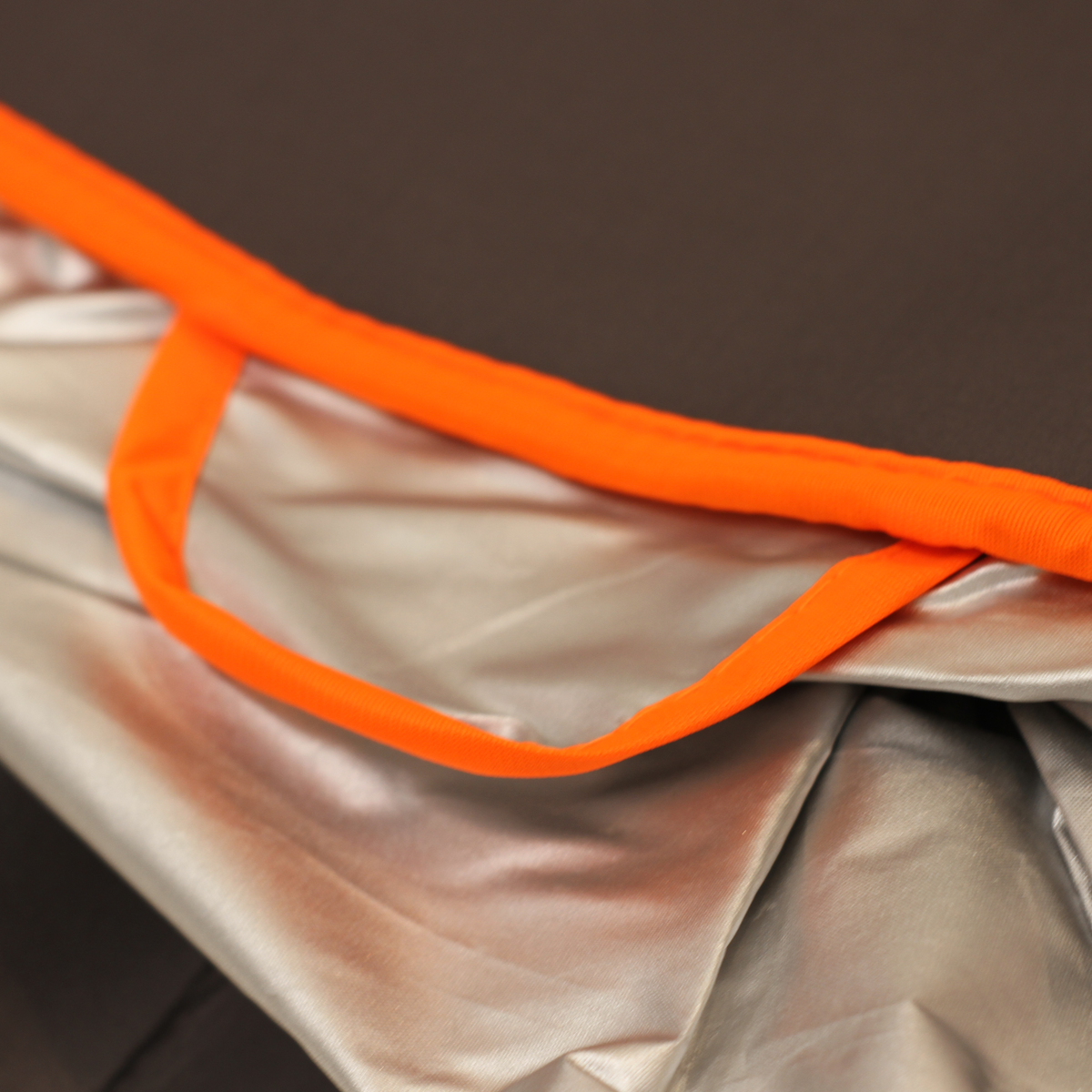 FUNDA CUBRE AUTOS PARA AUTOS SEDAN MEDIUM 432X165X119CM. LOGO DAKAR. GOMA EVA CUBREINDO LA PARTE SUPERIOR.  REFLECTORES NARANJAS, ELASTICO, CLIPS Y CIERRE.. - 5