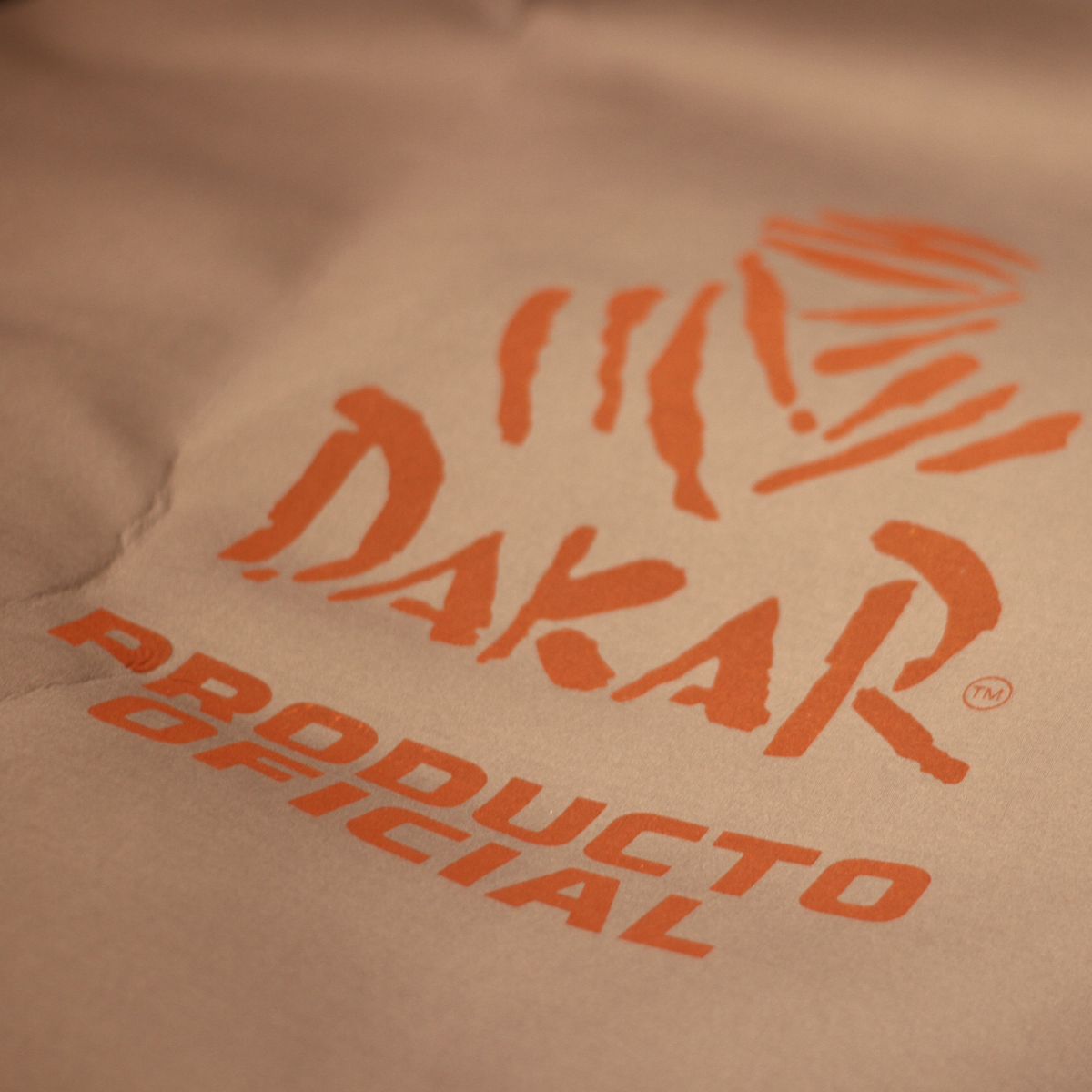 FUNDA CUBRE AUTOS PARA AUTOS SEDAN MEDIUM 432X165X119CM. LOGO DAKAR. GOMA EVA CUBREINDO LA PARTE SUPERIOR.  REFLECTORES NARANJAS, ELASTICO, CLIPS Y CIERRE.. - 6