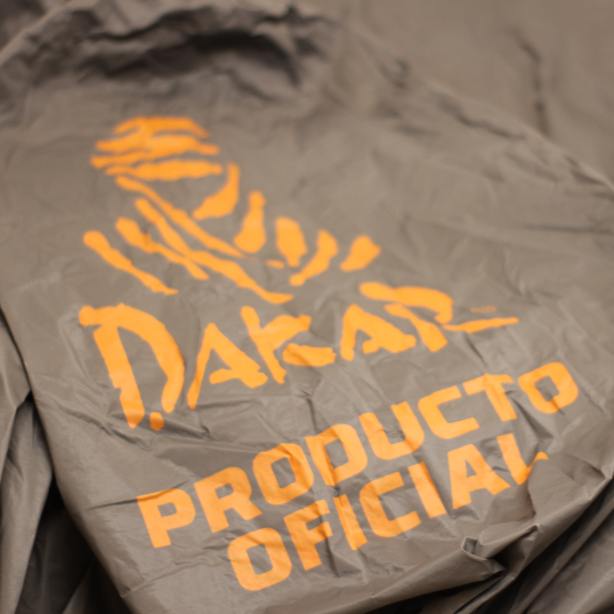 FUNDA CUBRE AUTOS PARA AUTOS SEDAN EXTRA LARGE 483X178X119CM. LOGO DAKAR. PVC Y ALGODON 270 GRAMOS. COBERTOR DE ESPEJOS CON REFLECTORES NARANJAS, ELASTICO, CLIPS Y CIERRE. - 5