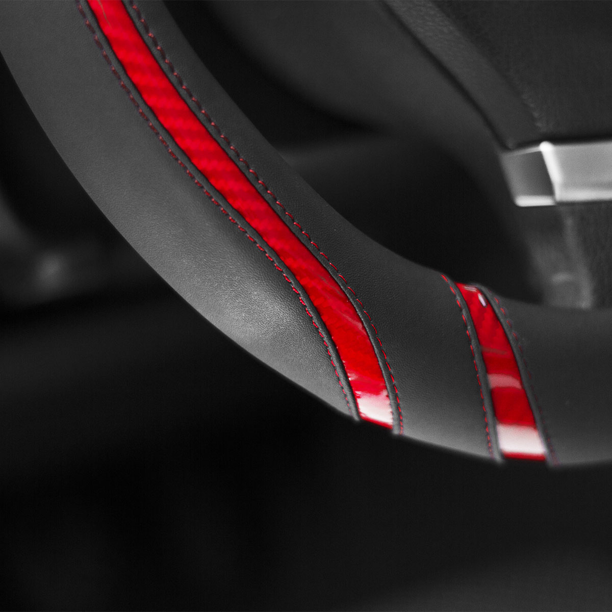 CUBRE VOLANTE CUERO SINTENTICO PREMIUM NEGRO CON BORDES ROJOS  38CM X 8.2CM - 3