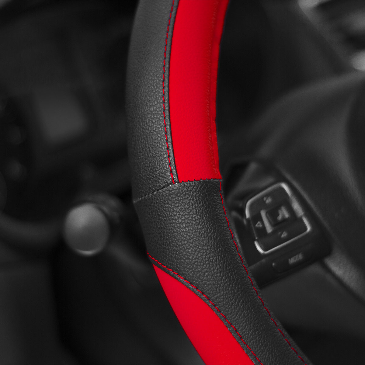 CUBRE VOLANTE CUERO SINTENTICO PREMIUM NEGRO Y ROJO 38CM X 8.2CM - 2