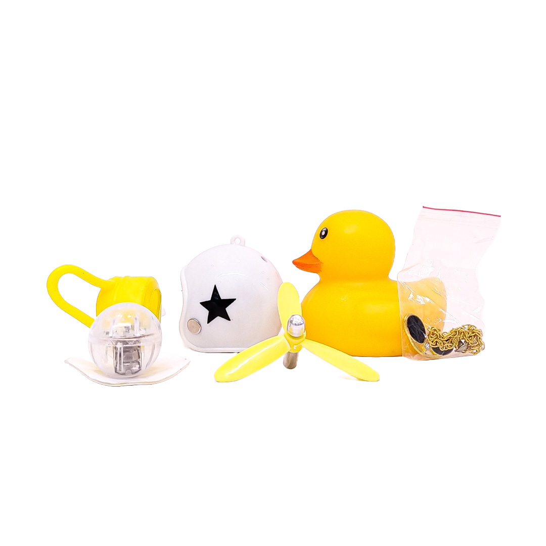 PATITO DECORATIVO PARA AUTO, BICI O MOTO CASCO BLANCO DIBUJO ESTRELLA CON ANTEOJOS, CADENA Y HELICE