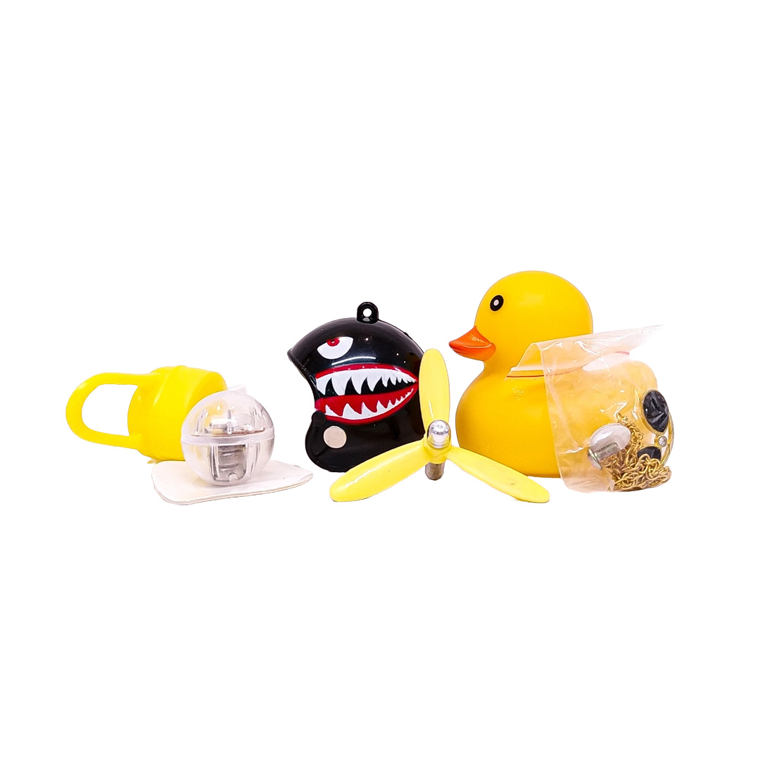PATITO DECORATIVO PARA AUTO, BICI O MOTO CASCO NEGRO DIBUJO TIBURON CON ANTEOJOS, CADENA Y HELICE