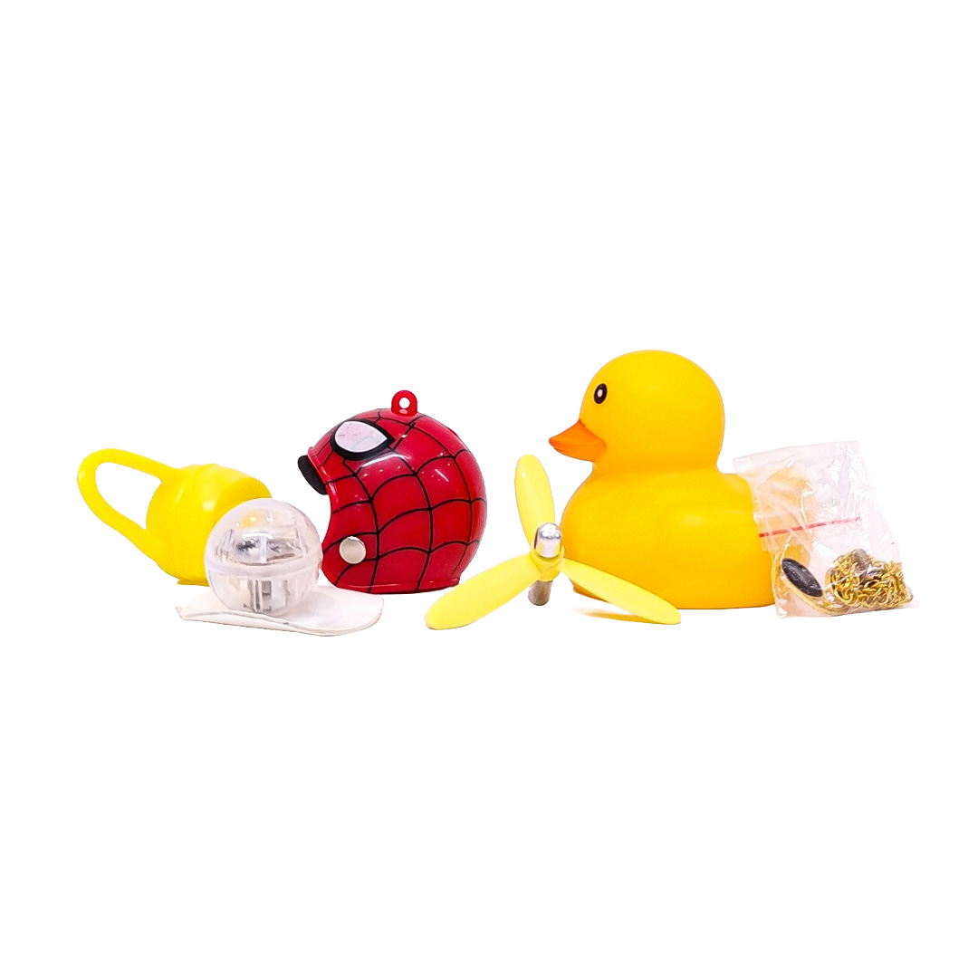 PATITO DECORATIVO PARA AUTO, BICI O MOTO CASCO ROJO DIBUJO SPIDERMAN CON ANTEOJOS, CADENA Y HELICE