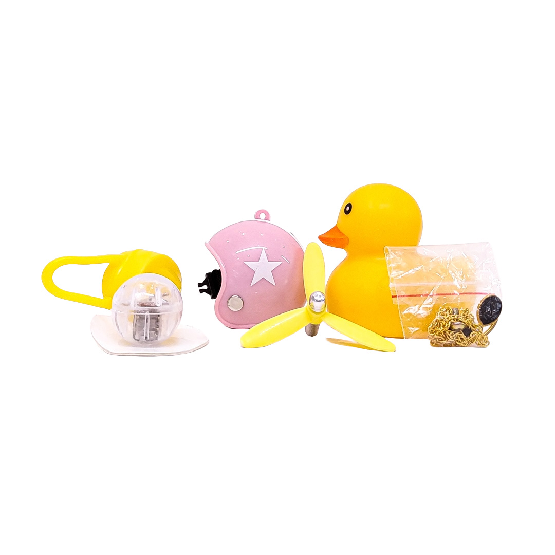 PATITO DECORATIVO PARA AUTO, BICI O MOTO CASCO ROSA DIBUJO RACING CON ANTEOJOS, CADENA Y HELICE - 2