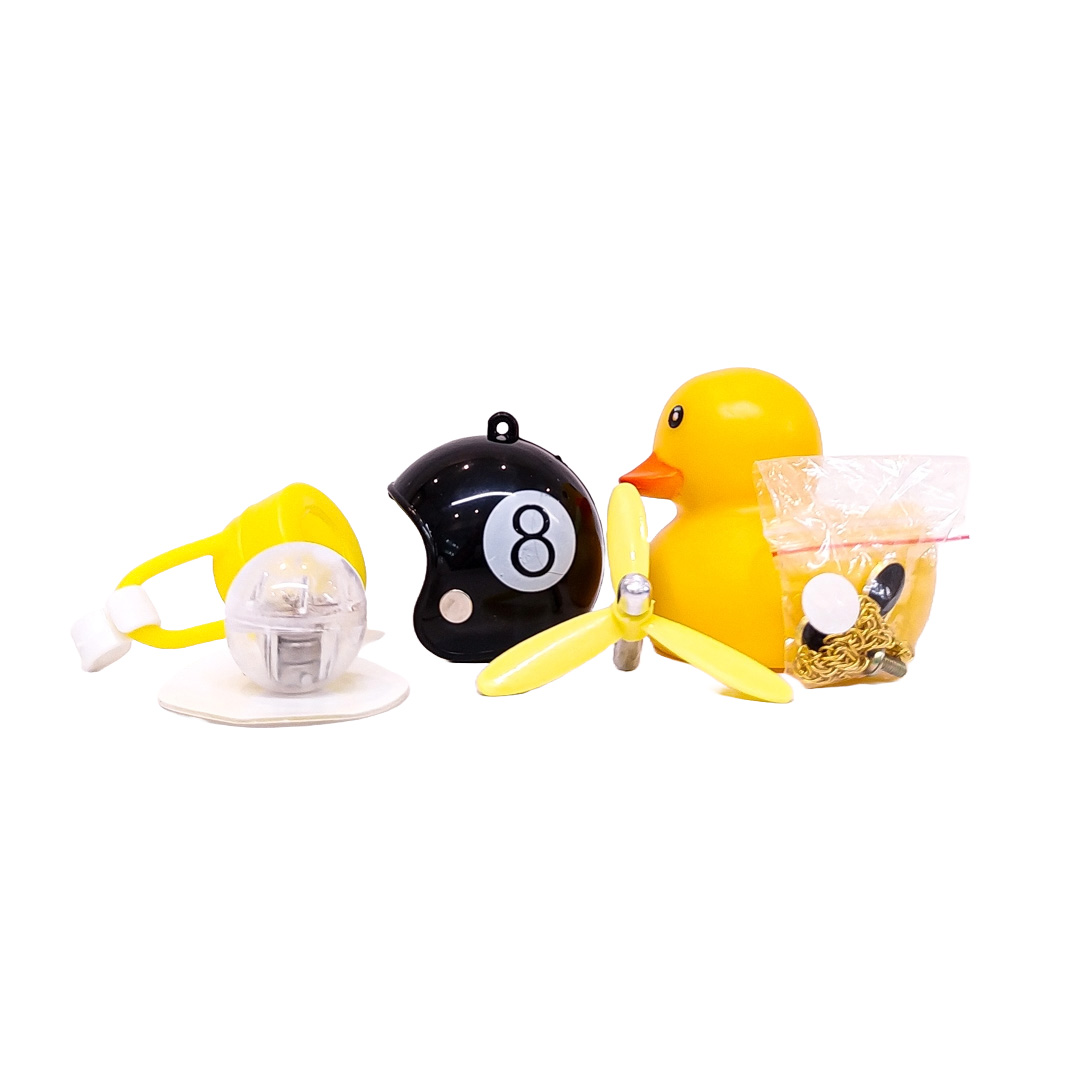 PATITO DECORATIVO PARA AUTO, BICI O MOTO CASCO NEGRO DIBUJO POOL CON ANTEOJOS, CADENA Y HELICE - 2