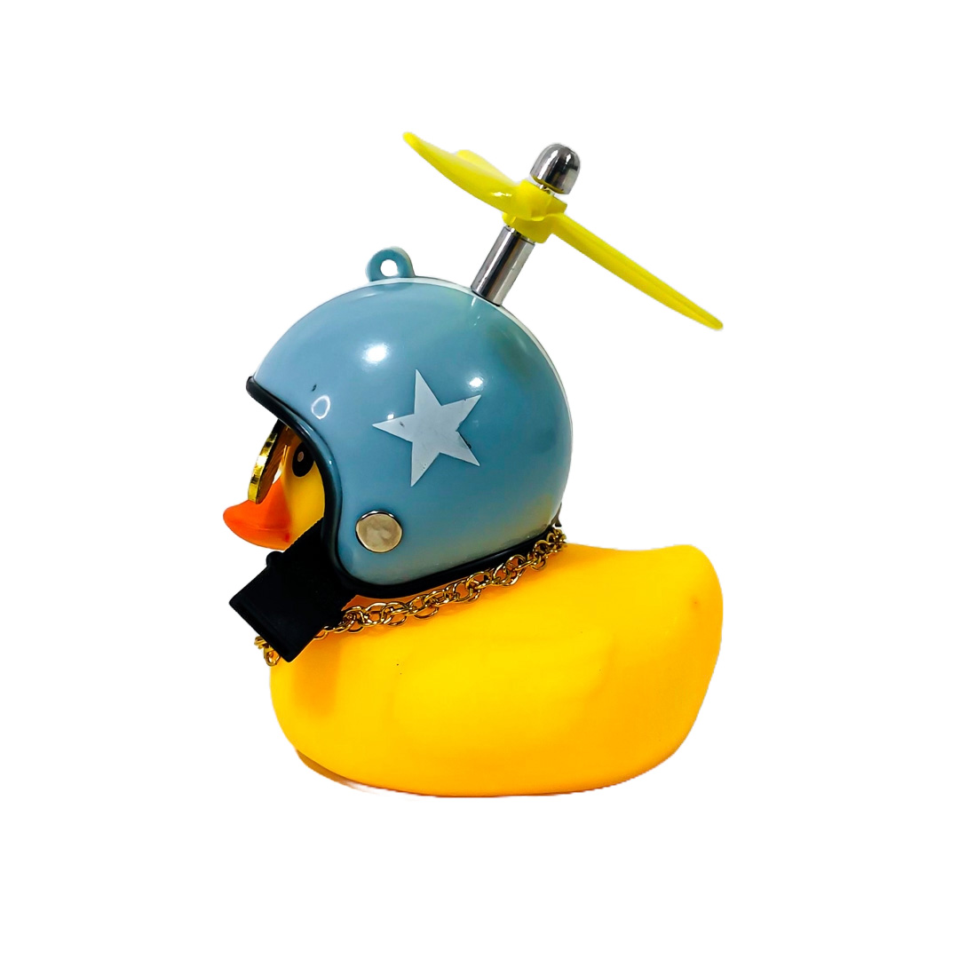 PATITO DECORATIVO PARA AUTO, BICI O MOTO CASCO CELESTE DIBUJO ESTRELLA CON ANTEOJOS, CADENA Y HELICE