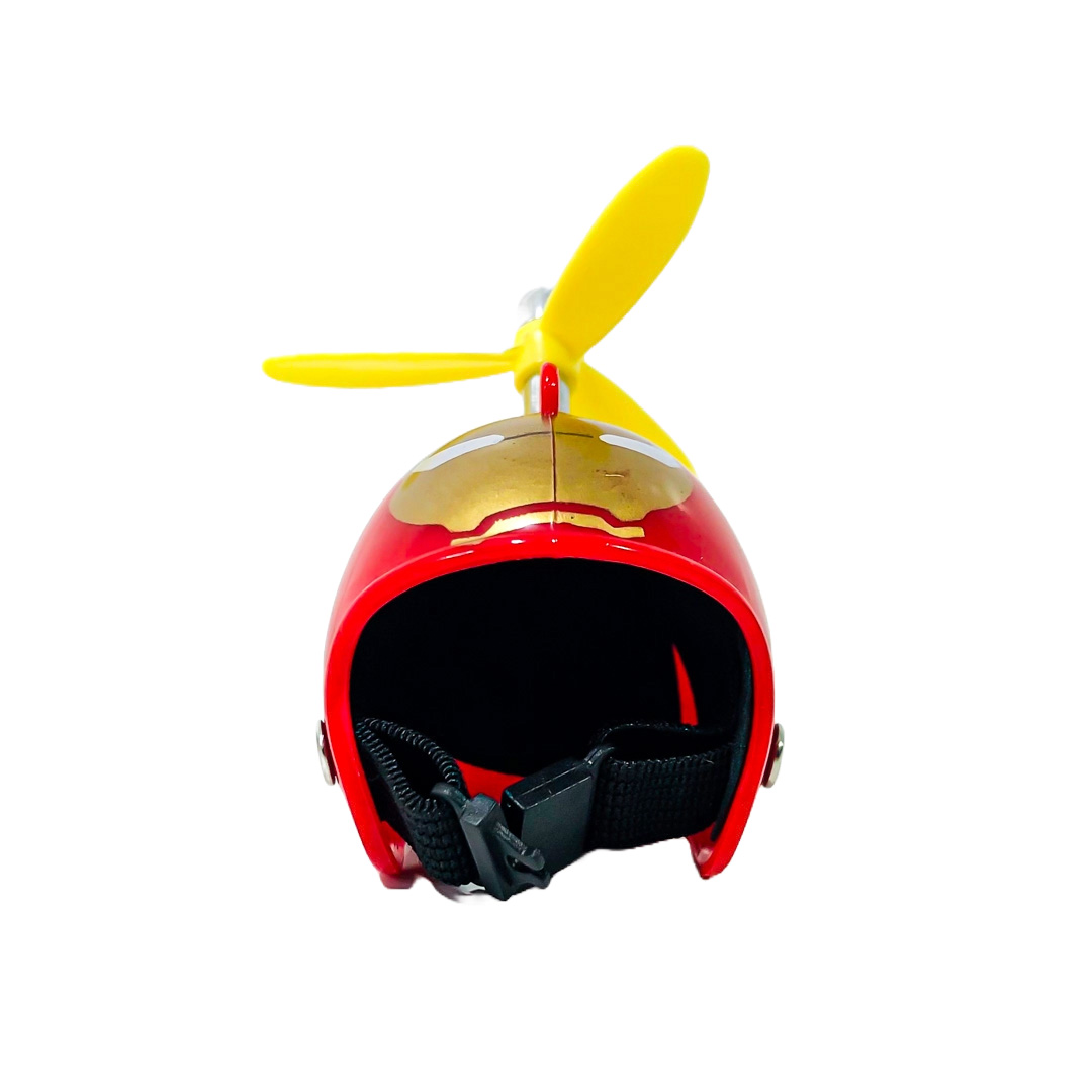 PATITO DECORATIVO PARA AUTO, BICI O MOTO CASCO ROJO DIBUJO IRON MAN CON ANTEOJOS, CADENA Y HELICE