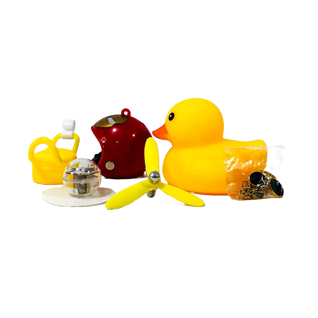 PATITO DECORATIVO PARA AUTO, BICI O MOTO CASCO ROJO DIBUJO IRON MAN CON ANTEOJOS, CADENA Y HELICE - 2