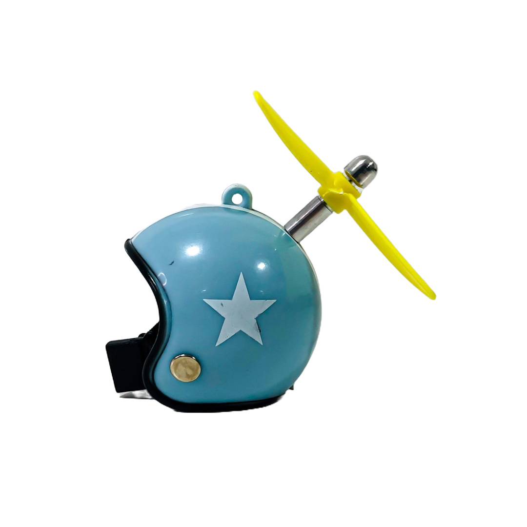 PATITO DECORATIVO PARA AUTO, BICI O MOTO CASCO CELESTE DIBUJO ESTRELLA CON ANTEOJOS, CADENA Y HELICE - 3