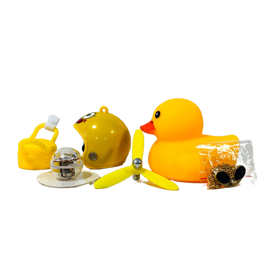 PATITO DECORATIVO PARA AUTO, BICI O MOTO CASCO AMARILLO DIBUJO BOB ESPONJA CON ANTEOJOS, CADENA Y HELICE - 4