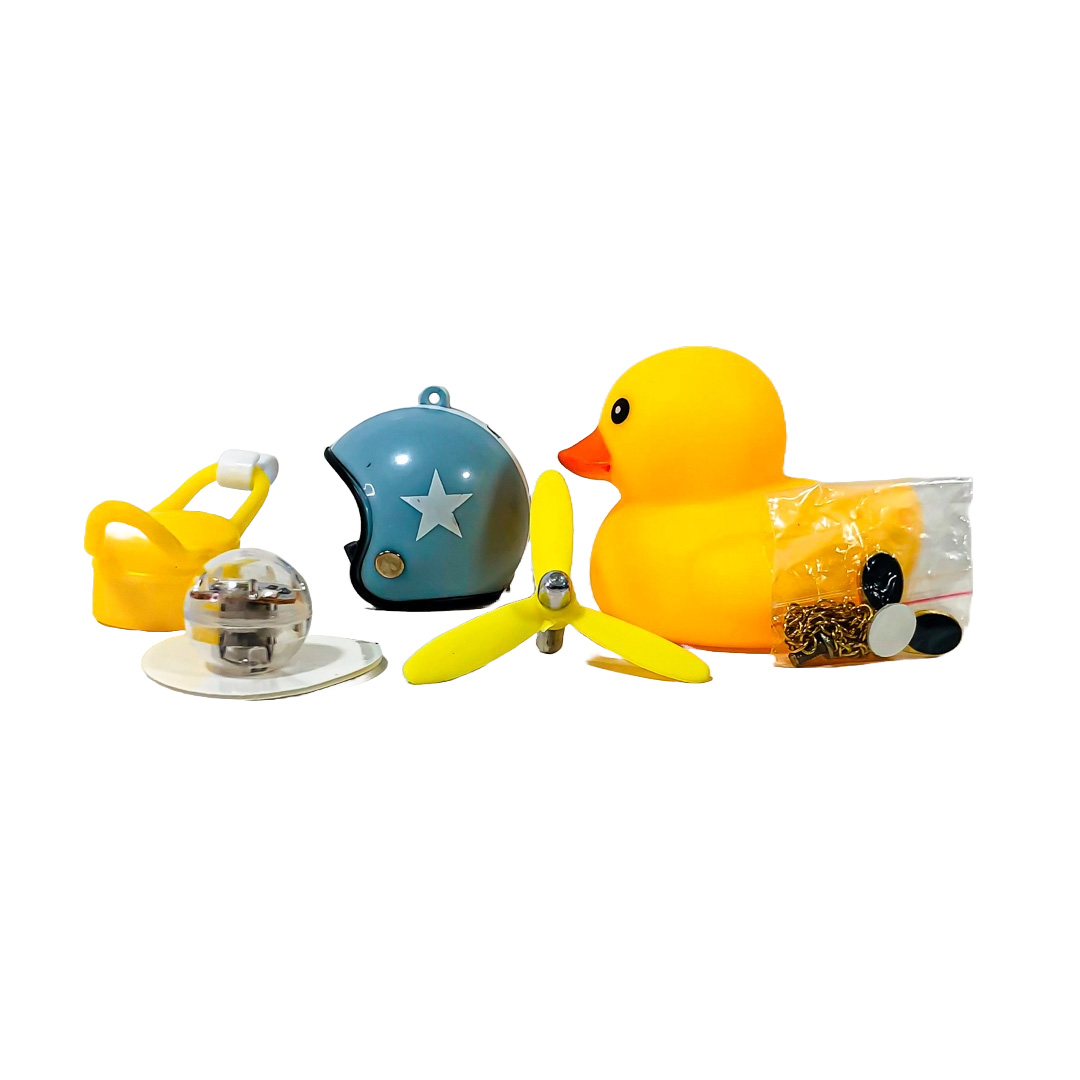 PATITO DECORATIVO PARA AUTO, BICI O MOTO CASCO CELESTE DIBUJO ESTRELLA CON ANTEOJOS, CADENA Y HELICE - 8