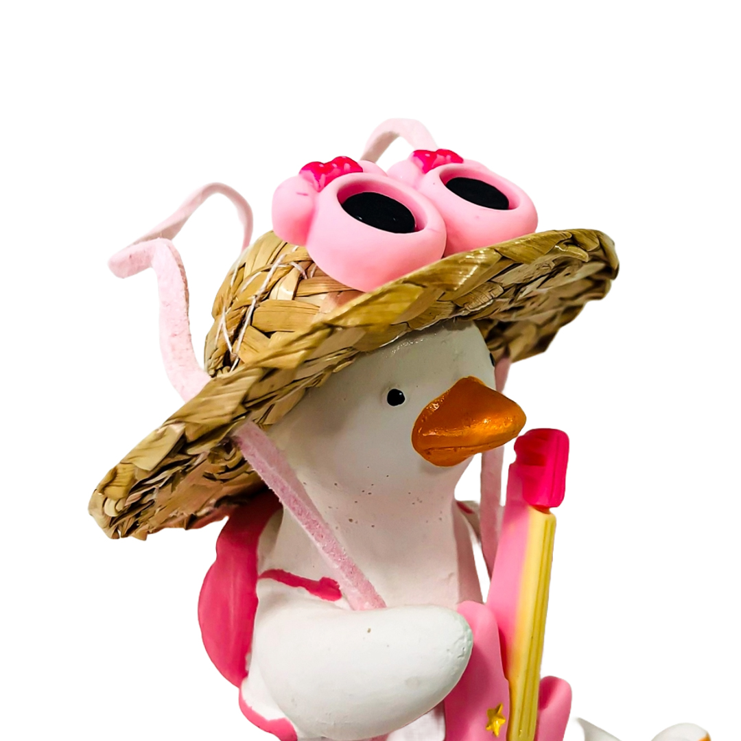 PATITO DECORATIVO COLGANTE DE CERAMICA PARA AUTO TURISTA CON GAFAS, MOCHILA Y GUITARRA ROSA
