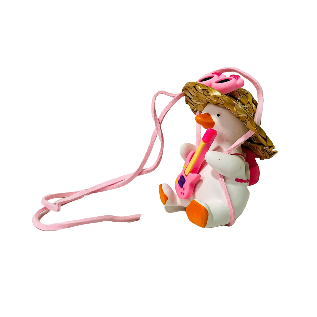 PATITO DECORATIVO COLGANTE DE CERAMICA PARA AUTO TURISTA CON GAFAS, MOCHILA Y GUITARRA ROSA - 5