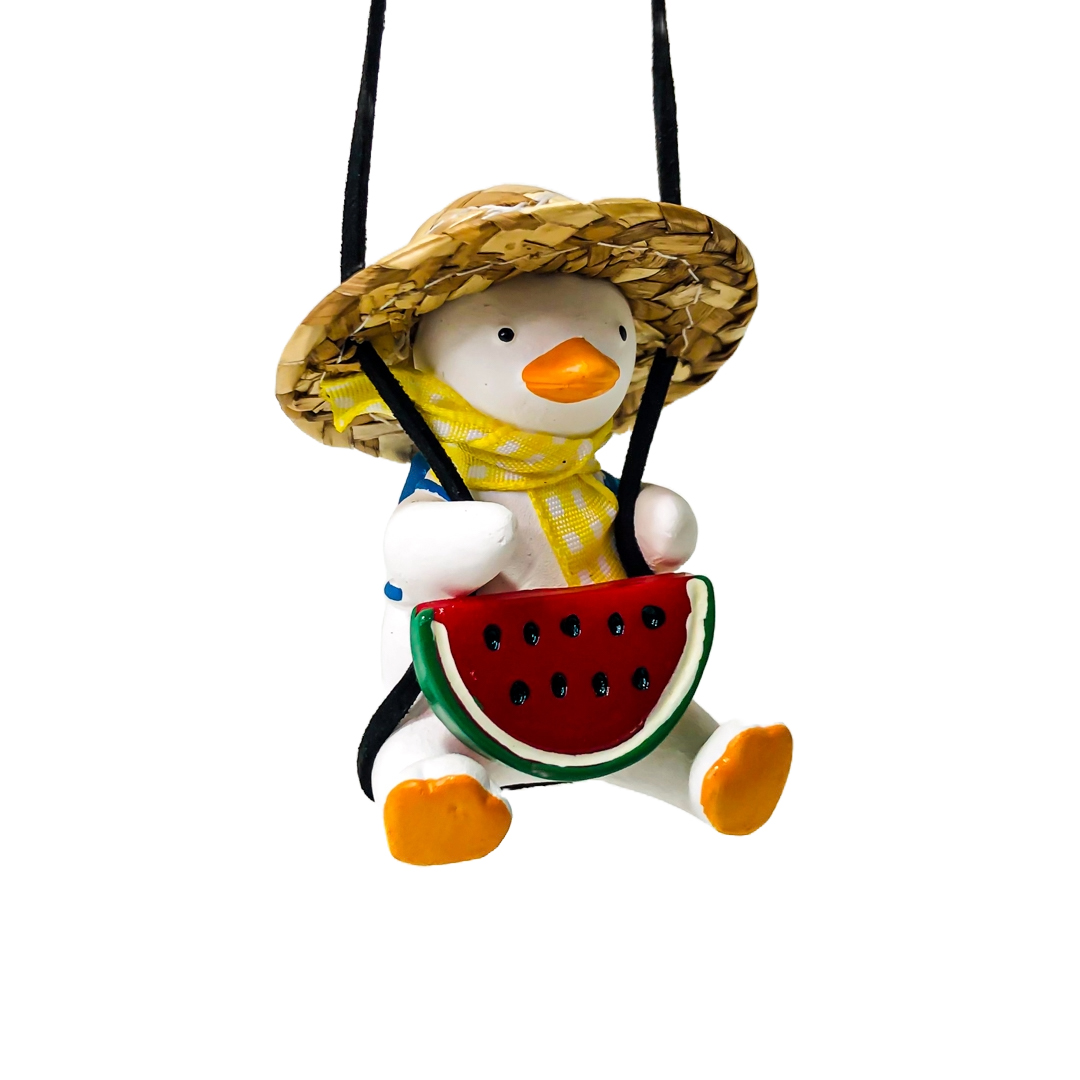 PATITO DECORATIVO COLGANTE DE CERAMICA PARA AUTO GRANJERO CON SOMBRERO Y SANDIA - 3
