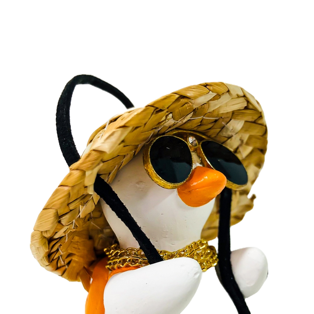 PATITO DECORATIVO COLGANTE DE CERAMICA PARA AUTO PANAMA STYLE CON SOMBRERO, MOCHILA, GAFAS AVIATOR Y COLGANTES