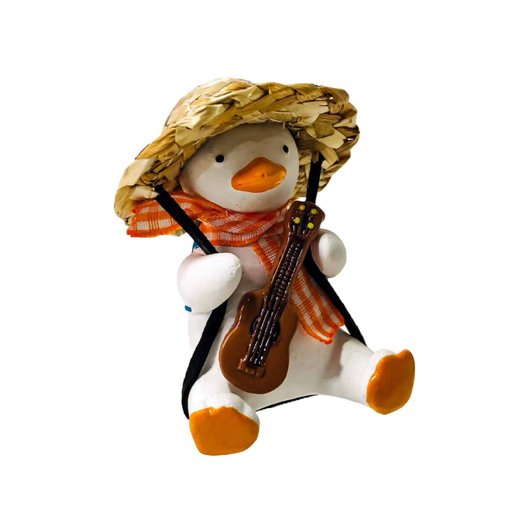 PATITO DECORATIVO COLGANTE DE CERAMICA PARA AUTO COUNTRY MUSIC CON SOMBRERO DE PAJA Y GUITARRA CRIOLLA