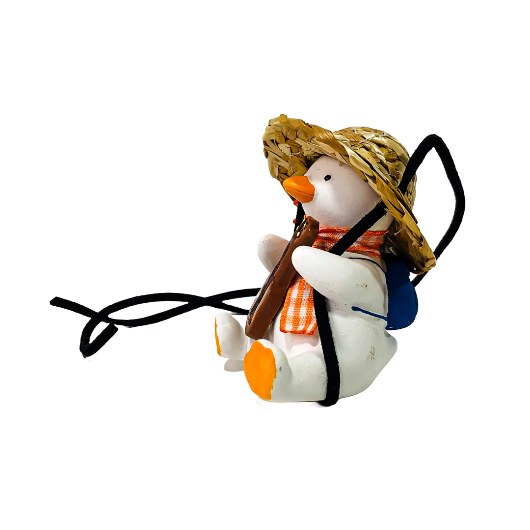PATITO DECORATIVO COLGANTE DE CERAMICA PARA AUTO COUNTRY MUSIC CON SOMBRERO DE PAJA Y GUITARRA CRIOLLA - 4