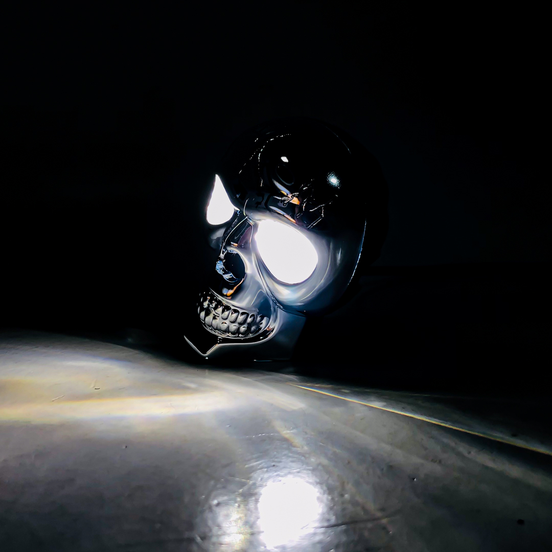 OFF ROAD FARO DE LED UNIVERSAL CALAVERA CON ILUMINACION EN LOS OJOS FUNCIONES BLANCA / AMBAR / BLANCA + AMBAR + FLASH + RGB 12V / 24V MEDIDAS 8,5 CM * 6,5 CM * 5,3 CM - 6