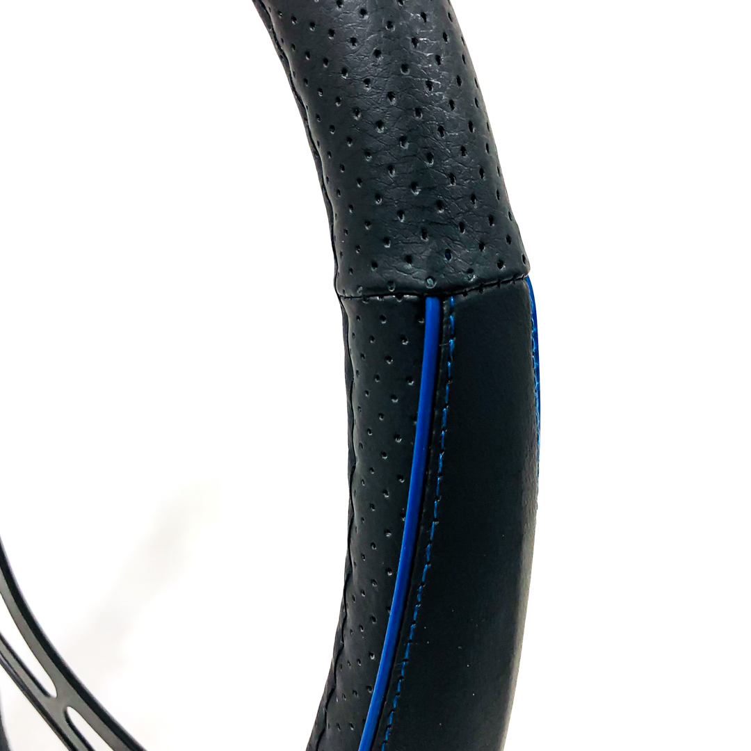 CUBRE VOLANTE CUBRE VOLANTE CUERO 38CM CON BORDE DETALLADO NEGRO / AZUL 388.2 CANTIDAD POR CAJA 25 - 2