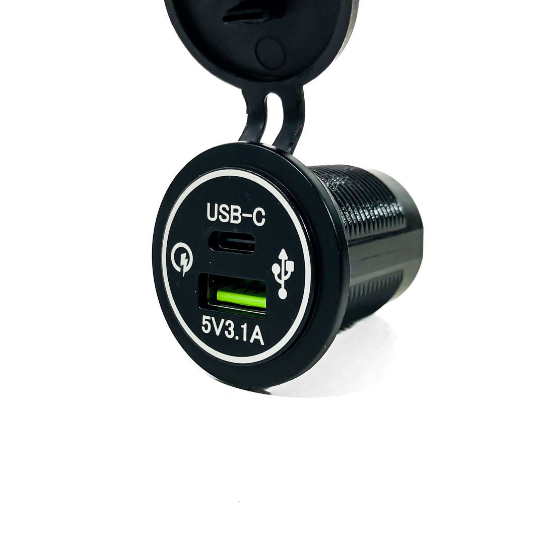 TOMA DE CONEXION 12V / 24V TOMA DE CONEXION CON PUERTO USB / TIPO C 3.1AMP  PARA 12V / 24V POTENCIA MAXIMA 20 WATTS CON ANILLO LED AZUL, VERDE Y ROJO. INCLUYE KITS DE CABLES DE CONEXION. PESO 35 GRS MEDIDAS 4CM X 4CM X 5.1CM - 6